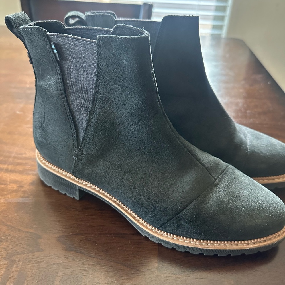Toms Black Chelsea Boots Sleek Minimalist Design
